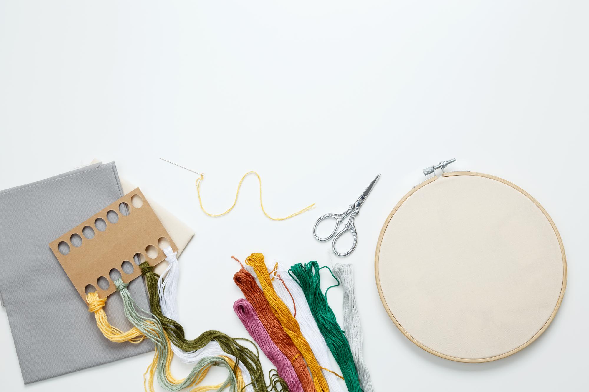 Atelier arbeitsplatz mit Stickrahmen und Garn