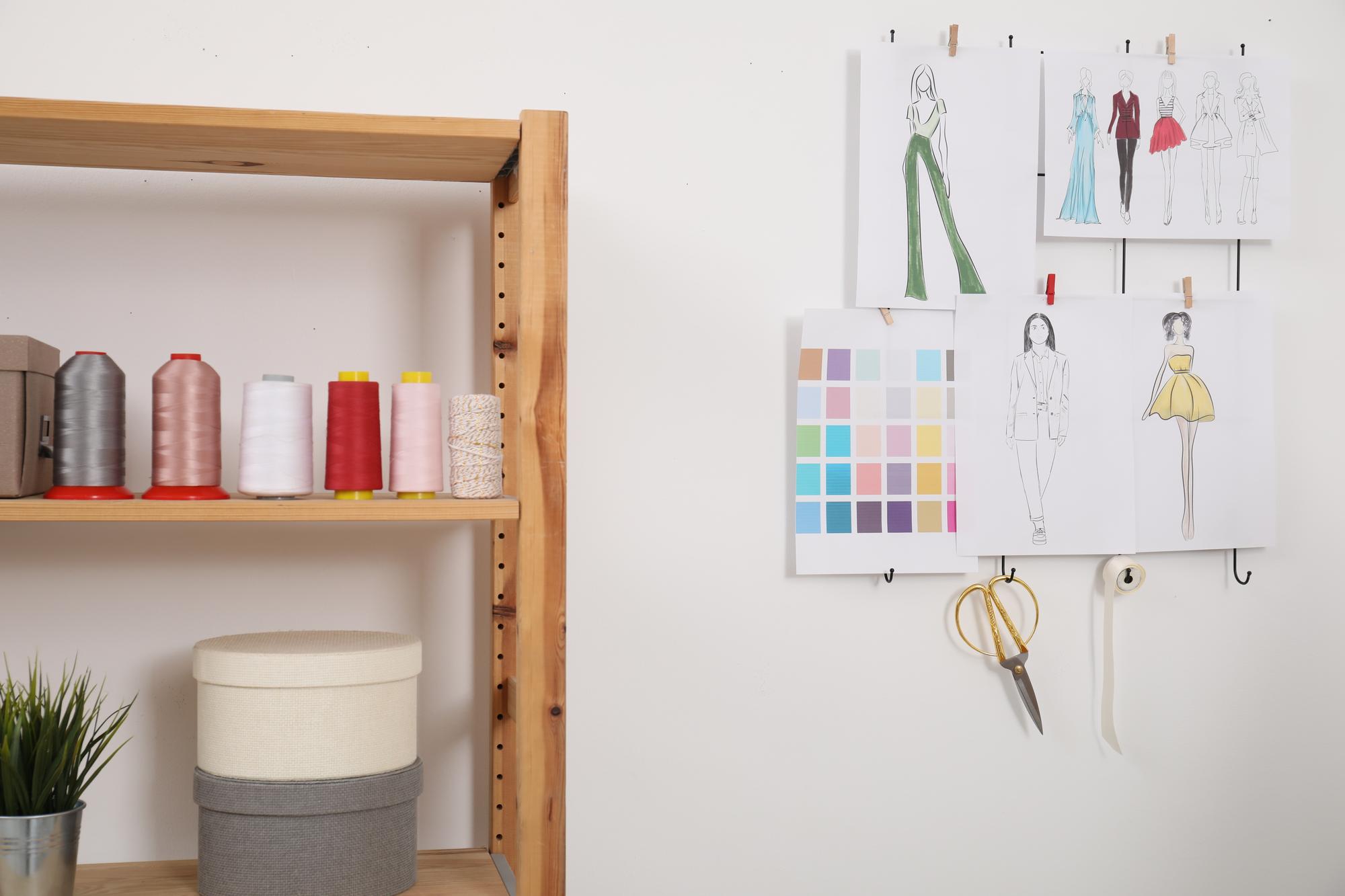 Workshop Innenraum mit Stickrahmen und Garnboxen